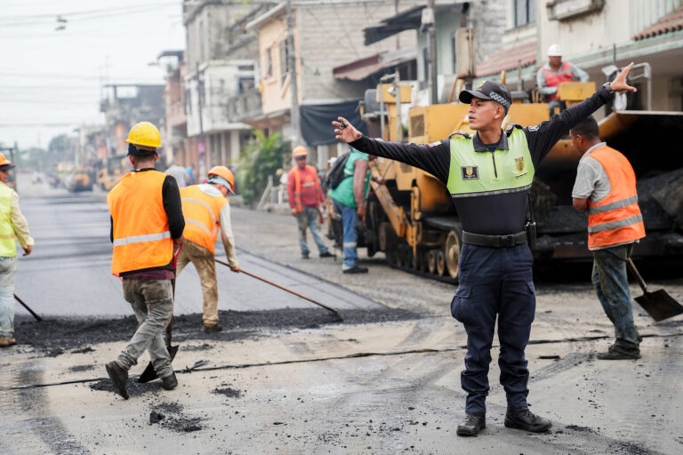 Recapean calles de Babahoyo tras deterioro del asfalto