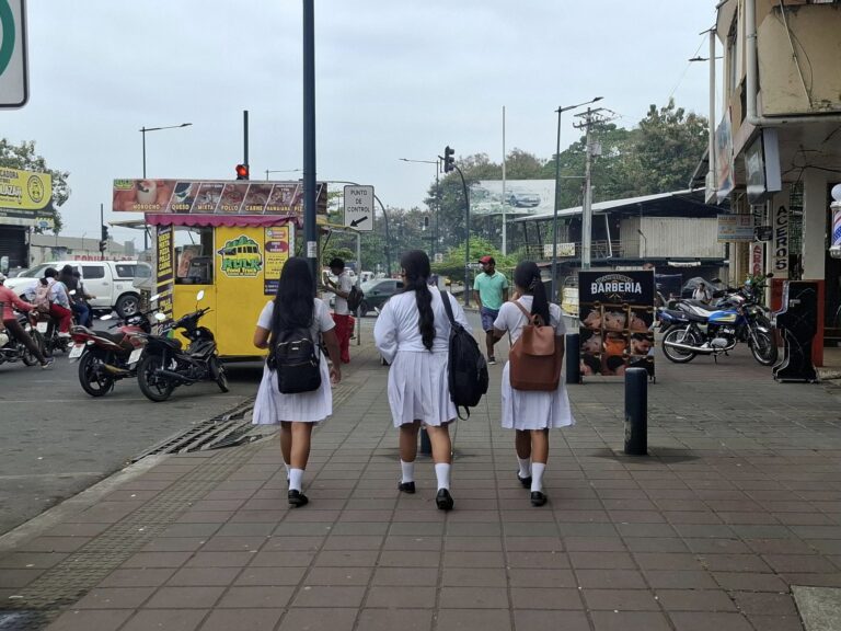 Estudiantes de horario matutino iniciarán clases una hora más tarde debido al apagón nacional