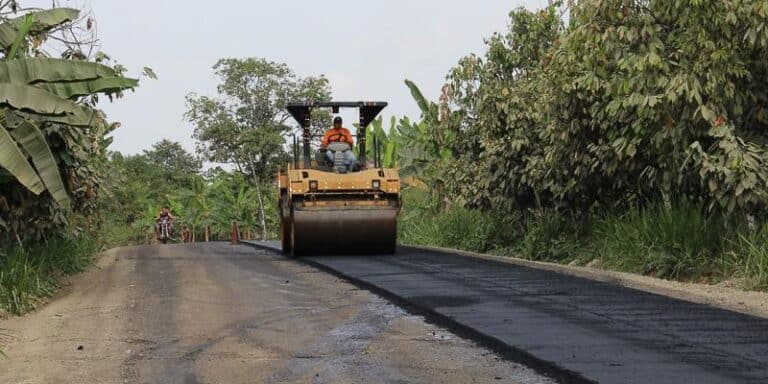 Prefectura Los Ríos une dos provincias y comunidades de Mocache con 15.61 km. de vía asfaltada