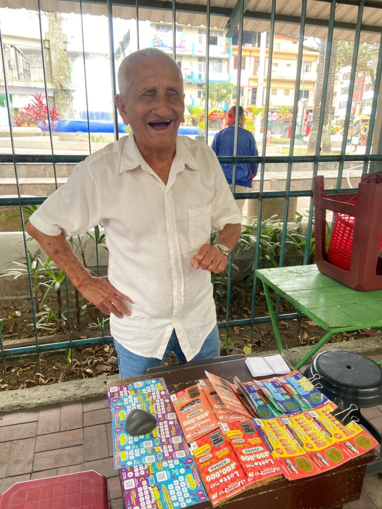 José Víctor Fernando, a sus 83 años, desafía obstáculos en la vida con la venta de lotería