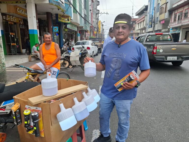 Comerciantes de Quevedo aseguran que hay un aumento de precios en focos recargables que afectan sus ventas