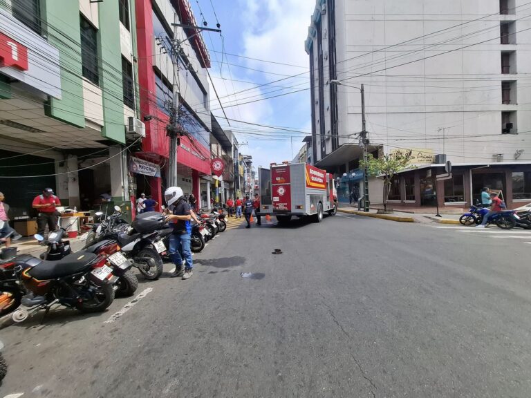 Quevedo: Bomberos protagonizaron cierre de calle Bolívar para exigir sus derechos 