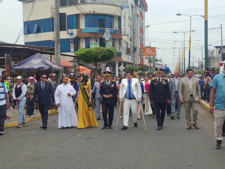 Quinsaloma celebra  sus 17 años de cantonización con desfile, sesión, quema de castillo y show