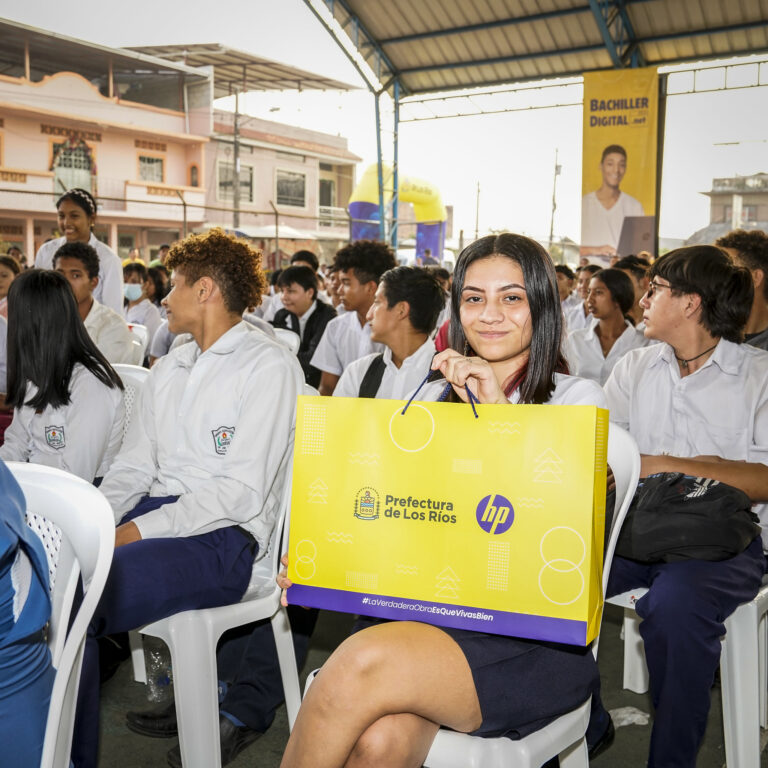 Travas en la entrega de laptops a bachilleres de Los Ríos. Esto se conoce