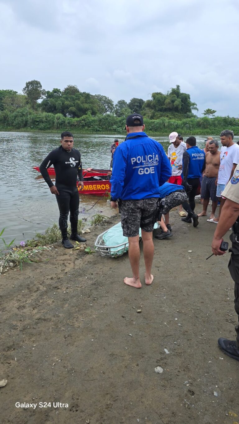 Quevedo: Rescatan cuerpo de hombre desaparecido en el río tras salvar a su hijo