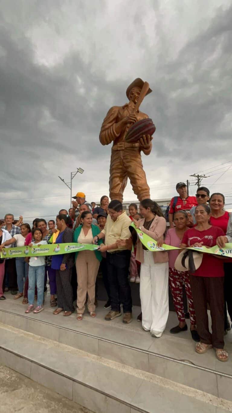 Municipio inaugura distribuidor de tráfico con monumento en honor a los agricultores de Quinsaloma