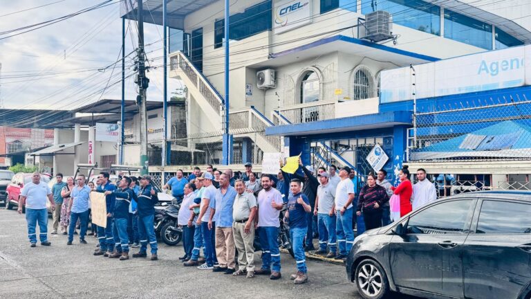 ‘No somos pipones con sueldo dorado’, los trabajadores de CNEL protestan por la sentencia de la CC